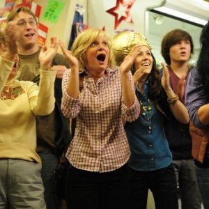 Martha Plimpton e Shannon Woodward nell'episodio Burt Rocks di Raising Hope