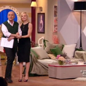 Alfonso Signorini e Antonella Elia a Kalispera, Canale 5 (abito Giò Guerrieri)