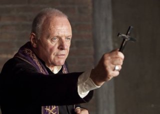 Anthony Hopkins indossa le vesti di un prete nel film The Rite