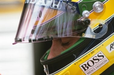 Ayrton Senna in un intenso primo piano tratto dal film Senna