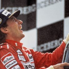 Ayrton Senna in una scena trionfante nel film Senna