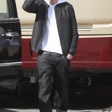 Eminem saluta i paparazzi mentre arriva sul set del suo nuovo video musicale a Los Angeles