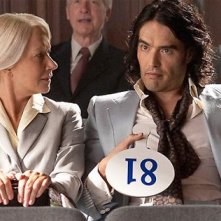 Helen Mirren e Russell Brand in Arthur