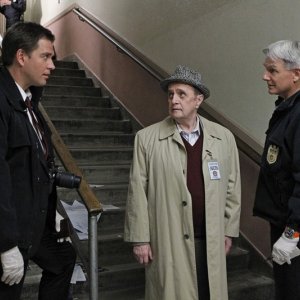 Mark Harmon, Bob Newhart, Michael Weatherly in un momento dell'episodio Recruited di NCIS