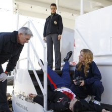 Mark Harmon, Cote de Pablo e Diane Neal sulla scena del crimine in Ships in the Night di NCIS