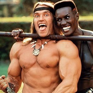 Arnold Schwarzenegger e Grace Jones sul set di Conan il Distruttore