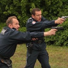Benoît Poelvoorde e Dany Boon in una scena della commedia Rien à déclarer