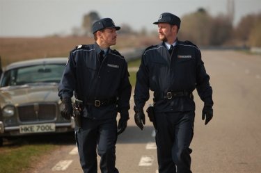 Benoît Poelvoorde e Dany Boon in uniforme per la commedia Rien à déclarer