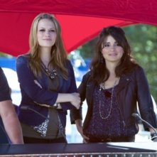 Bethany Joy Galeotti e Shiri Appleby in una scena dell'episodio Music Faced di Life UneXpected