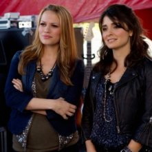 Bethany Joy Galeotti e Shiri Appleby nell'episodio Music Faced di Life UneXpected