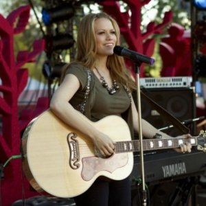 Bethany Joy Galeotti in una scena dell'episodio Music Faced di Life UneXpected