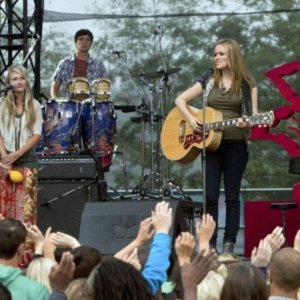 Bethany Joy Galeotti nell'episodio Music Faced di Life UneXpected