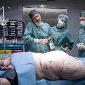 Claudio Bisio in una scena del film Femmine contro Maschi