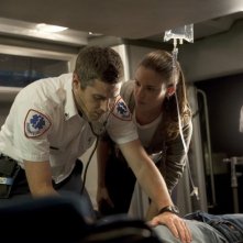 Dave Annable e Odette Yustman in una scena dell'episodio Scandalized di Brothers & Sisters