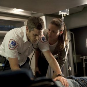 Dave Annable e Odette Yustman in una scena dell'episodio Scandalized di Brothers & Sisters