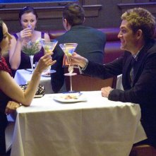Dita Von Teese e Eric Szmanda durante un brindisi in A Kiss Before Frying di CSI: Scena del crimine