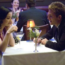 Dita Von Teese ed Eric Szmanda a cena in A Kiss Before Frying di CSI: Scena del crimine