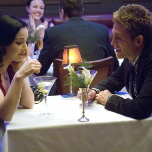 Dita Von Teese ed Eric Szmanda a cena in A Kiss Before Frying di CSI: Scena del crimine