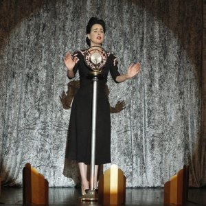 Dita Von Teese sul palco nell'episodio A Kiss Before Frying di CSI: Scena del crimine