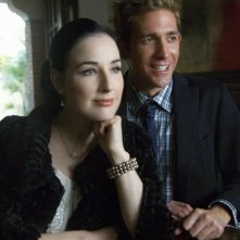 Ellen (Dita Von Teese) e Greg (Eric Szmanda) nell'episodio A Kiss Before Frying di CSI: Scena del crimine