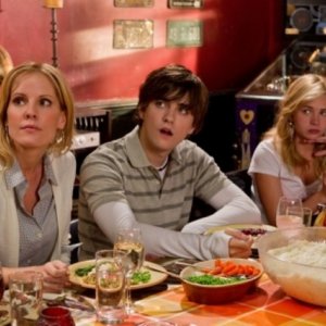 Emma Caulfield, Landon Liboiron e Brittany Robertson nell'episodio Thanks Ungiven di Life UneXpected