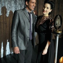 Greg (Eric Szmanda) e Agnes (Dita Von Teese) in A Kiss Before Frying di CSI: Scena del crimine