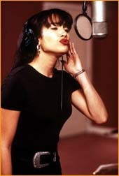 Jennifer Lopez è Selena nel biopic dedicato alla cantante messicana