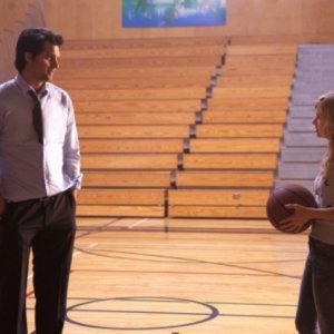 Kristoffer Polaha e Brittany Robertson in una scena dell'episodio Criminal Incriminated di Life UneXpected