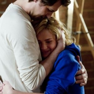 Kristoffer Polaha e Brittany Robertson nell'episodio Affair Remembered di Life UneXpected