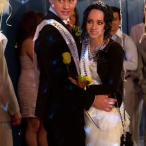 Ksenia Solo e Austin Butler nell'episodio Homecoming Crashed di Life UneXpected