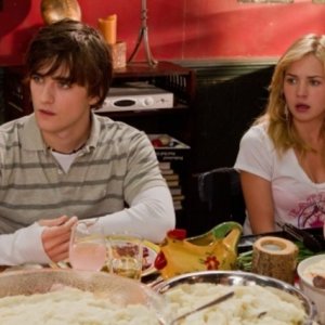 Landon Liboiron e Brittany Robertson nell'episodio Thanks Ungiven di Life UneXpected