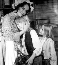 Liz Taylor con la piccola Patsy Kensit ne Il grande Gatsby (1974)