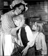 Liz Taylor con la piccola Patsy Kensit ne Il grande Gatsby (1974)