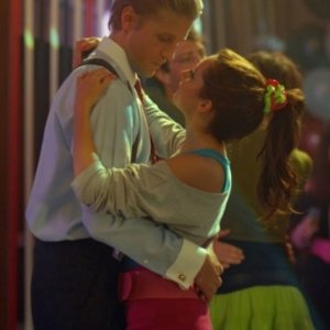 Matt Barr e Ashley Tisdale nell'episodio Back of a Car di Hellcats