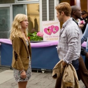Shaun Sipos e Brittany Robertson in una scena dell'episodio Plumber Cracked di Life UneXpected