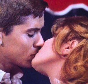 Un bacio tra Gianni Morandi e Laura Efrikian in Chimera