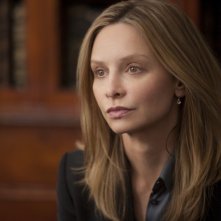 Un primo piano di Kitty (Calista Flockhart) nell'episodio Scandalized di Brothers & Sisters