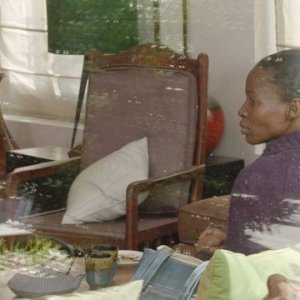 Una scena del film Notre étrangère