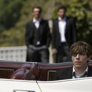 Adrián Lastra nel film Primos