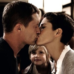 Emma Schweiger tra Til Schweiger e Jasmin Gerat in una immagine della commedia Kokowääh