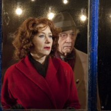 Helen Mirren e John Hurt (alle spalle) nel film Brighton Rock