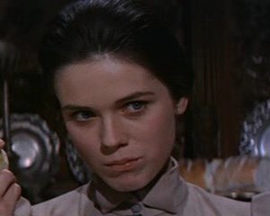 Mary Maude in una scena del film Gli orrori del liceo femminile