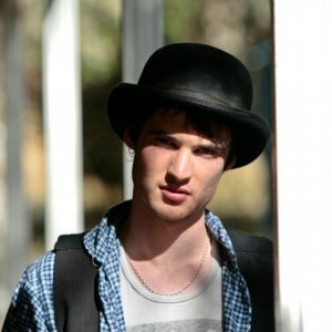 Primo piano di Tom Sturridge dal film Waiting for Forever