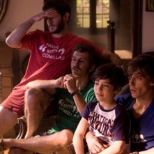 Quim Gutiérrez, Raúl Arévalo e Adrián Lastra nel film Primos