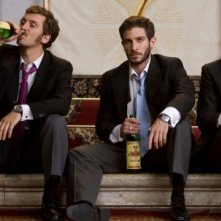 Raúl Arévalo, Quim Gutiérrez e Adrián Lastra, protagonisti di Primos