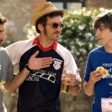 Raúl Arévalo tra Quim Gutiérrez e Adrián Lastra nel film Primos