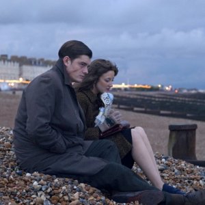 Sam Riley e Andrea Riseborough in una scena del film Brighton Rock