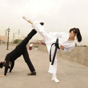 Rina Takeda con Hina Tobimatsu in una scena di Karate Girl