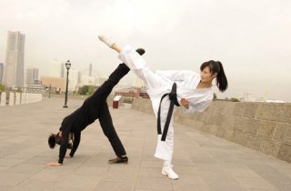 Rina Takeda con Hina Tobimatsu in una scena di Karate Girl