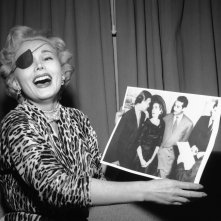 Zsa Zsa Gabor con una benda sull'occhio, conseguenza - secondo lei - di uno schiaffo ricevuto dal playboy Porfirio Rubirosa